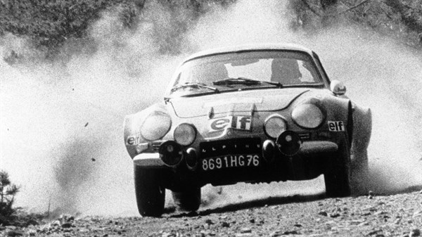 Renault Sport - Alpine A110 на сельской дороге